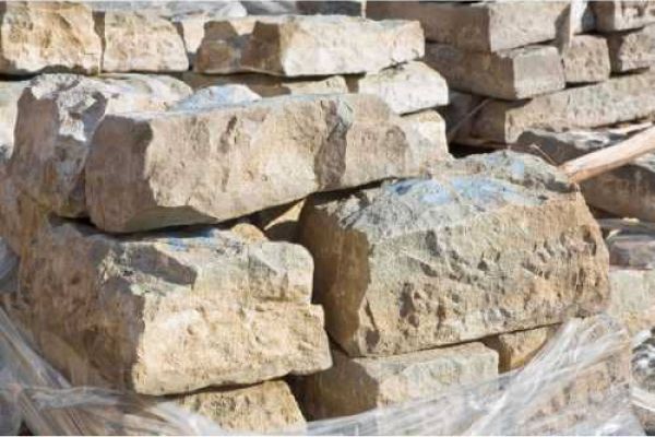 TRANSPORT OF NATURAL STONES AND TRAVERTINES
